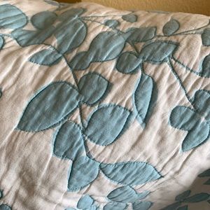 A bright look in a queen size quilt